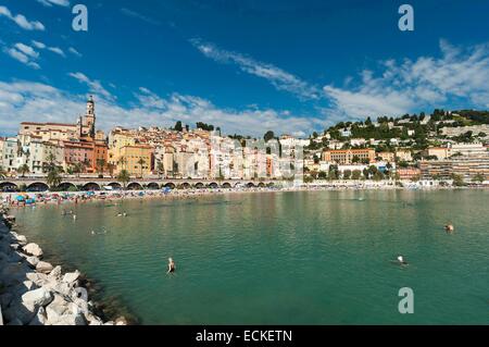 Frankreich, Alpes Maritimes, Menton, Saint Michel Kirche und der Altstadt entfernt, Les Sablettes Strand Stockfoto