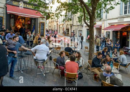 Herault, Montpellier, Frankreich, Bezirk Saint-Roch, Verbraucher zwischen Freunden saß in Tabellen der Kaffee Terrassen Stockfoto