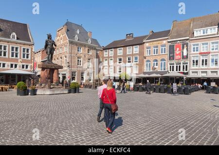 Belgien, Flandern, Limburg Province, historische Stadt Tongeren (Tongres), Hauptplatz mit Statue von Ambiorix Stockfoto