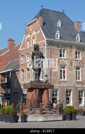 Belgien, Flandern, Limburg Province, historische Stadt Tongeren (Tongres), Hauptplatz mit Statue von Ambiorix Stockfoto