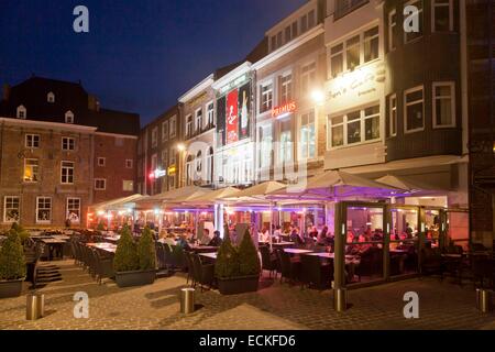 Belgien, Flandern, Provinz Limburg, historische Stadt Tongeren (Tongres), Hauptplatz und Café-Terrassen Stockfoto