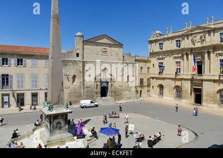 Bouches du Rhone, Arles, Frankreich, Platz der Republik, geht und kommt vom Wanderer vor einem Brunnen am Fuße des Obelisken mit der Kirche St. Anna aus dem 17. Jahrhundert im Hintergrund Stockfoto