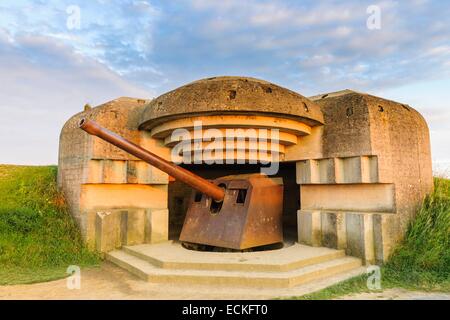 Frankreich, Calvados, Longues Sur Mer, ein zweiter Weltkrieg Artillerie-Batterie, Marine-152 mm-Geschütze, die jeweils durch eine große konkrete Kasematte geschützt Stockfoto