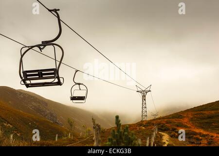 Großbritannien, Schottland, Cairngorms Nationalpark, Cairngorm Berge, Landschaft, Reste eines alten Ski Resorts im Herbst Nebel Stockfoto