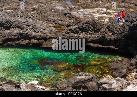 Frankreich, Réunion, Saint Leu, Pointe-au Sel, Szene-Erholung in einer natürlichen Landschaft des Meeres, paar auf den Rand einer Klippe Stockfoto