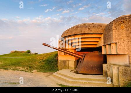 Frankreich, Calvados, Longues Sur Mer, ein zweiter Weltkrieg Artillerie-Batterie, Marine-152 mm-Geschütze, die jeweils durch eine große konkrete Kasematte geschützt Stockfoto