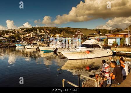Frankreich, Réunion, Saint-Gilles-Les-Bains, Blick auf den Hafen von Saint-Gilles und Boote bei Sonnenuntergang Stockfoto