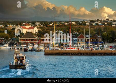 Frankreich, Réunion, Saint-Gilles-Les-Bains, Blick auf den Hafen von Saint-Gilles und Boote bei Sonnenuntergang, Fischerboot, die Rückkehr in den Hafen Stockfoto