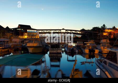 Frankreich, Réunion, Saint-Gilles-Les-Bains, Ansicht des Hafens von St. Gilles im Dunkeln Stockfoto