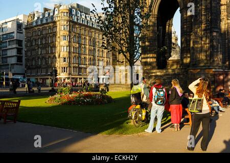 Großbritannien, Schottland, Edinburg, Princes Street, East Princes Street Garden, Scott Monument Garten, eine Gruppe von Touristen in der Innenstadt, in der Nähe von Scott Monument Stockfoto