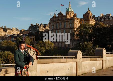 Princes Street Ostgarten, Dudelsackspieler in schottischer Tracht vor der Altstadt von Edinburgh gekleidet, Edinburg, Schottland, Vereinigtes Königreich Stockfoto