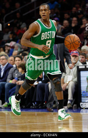 15. Dezember 2014: Boston Celtics guard Rajon Rondo (9) in Aktion während der NBA-Spiel zwischen den Boston Celtics und die Philadelphia 76ers im Wells Fargo Center in Philadelphia, Pennsylvania. Die Boston Celtics gewann 105-87. Stockfoto