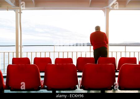 Großbritannien, Schottland, die Hebriden-Inseln, Tarbert, Lewis und Harris, transport per Schiff, Fähre, Passagier auf einem Deck der Fähre Stockfoto