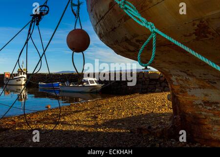 Großbritannien, Schottland, Isle Of Skye, Broadford, Boote in einem kleinen Fischerei Hafen und Details des Rumpfes und Festmacher Seil Stockfoto