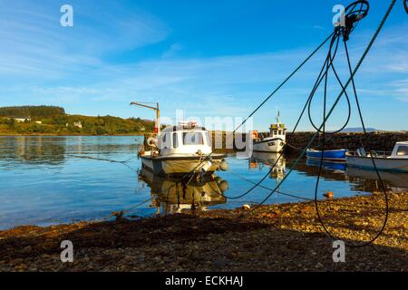 Großbritannien, Schottland, Isle Of Skye, Broadford, Boote in einem kleinen Fischerhafen und Details der Festmacher Seil Stockfoto