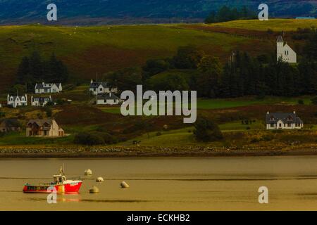 Großbritannien, Schottland, Isle Of Skye, Uig, Marine landschaftlich schön, Gruppe von Fischerhäusern am Fuße eines Hügels in einer Bucht im Herbst Stockfoto