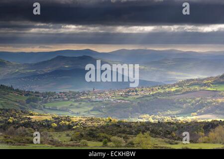 Frankreich, Saint-Sandoux, Puy de Dome, Livradois mounts gesehen von Parc Naturel Regional des Vulkane d ' Auvergne (natürlichen regionalen Park der Vulkane d ' Auvergne) Stockfoto