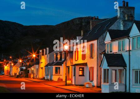 Großbritannien, Schottland, Wester Ross, Shieldaig, Blick auf die Hauptstraße von ein Dorf der Fischer, die in der Dämmerung von Straßenlaterne beleuchtet Stockfoto