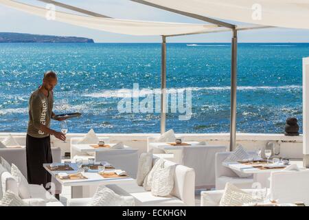 Spanien, Balearen, Mallorca, Palma De Mallorca, Puro Beach Bar eröffnete 2005 mit Blick auf das Mittelmeer Stockfoto