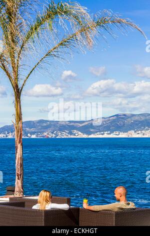 Spanien, Balearen, Mallorca, Palma De Mallorca, Puro Beach Bar eröffnete 2005 mit Blick auf das Mittelmeer Stockfoto