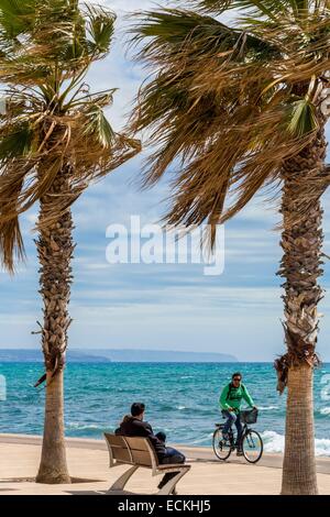 Spanien, Balearen, Mallorca, Palma De Mallorca, Portixol, Wanderer und Radfahrer direkt am Wasser Stockfoto