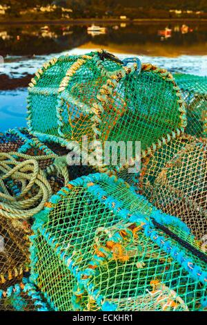 Großbritannien, Schottland, Isle Of Skye, Uig, Fischereihafen, Angelausrüstung gespeichert; Reusen Stockfoto