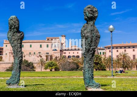 Spanien, Balearen, Mallorca, Palma De Mallorca, Parc De La Mar, Skulptur berechtigt Amador Magraner Germinacions mit der Altstadt an der Unterseite Stockfoto