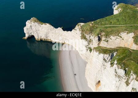 Frankreich, Seine Maritime, Etretat, Cote d'Abatre, Porte d'Amont Klippe (Luftbild) Stockfoto