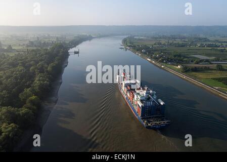 Frankreich, Seine Maritime, Le Mesnil Sous Jumieges, Containerschiff Cma Cgm Fort Saint Georges auf der Seine (Luftbild) Stockfoto