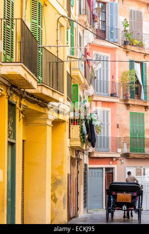 Spanien, Balearen, Mallorca, Palma De Mallorca, Beförderung auf einer Straße in der Altstadt Stockfoto