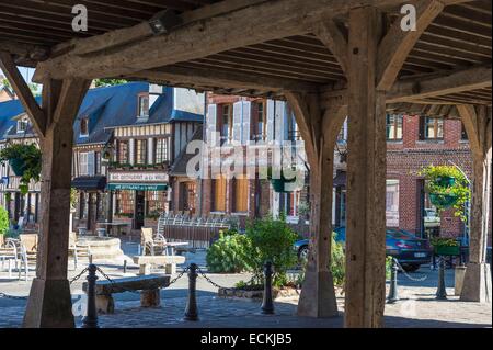 Frankreich, Eure, Lyons-la-ForΩt, mit der Bezeichnung Les Plus Beaux Dörfer de France, 17. Jahrhundert bedeckt Marktplatz Stockfoto