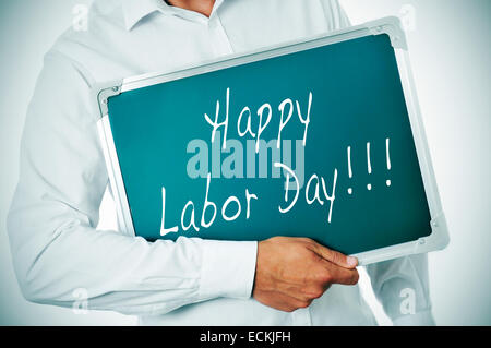 ein Mann hält eine Tafel mit dem Satz glücklich Arbeitstag geschrieben Stockfoto