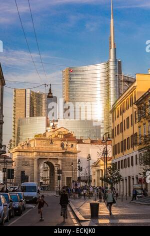 Italien, Lombardei, Mailand, Corso Garibaldi, die Tür Garibaldi des Architekten Giacomo Moraglia und Blick auf das Viertel Porta Nuova, der Turm Unicredit größer Wolkenkratzer von Italien Stockfoto