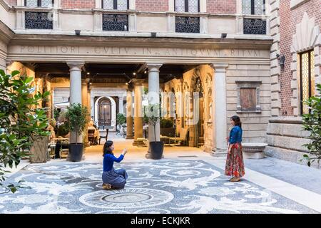 Italien, Lombardei, Mailand, Salumaio Di Montenapoleone Restaurant und Eingang der Palast Palazzo Bagatti Valsecchi Museum über Gesu' und via Monte Napoleone Straßen Stockfoto