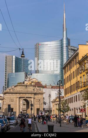 Italien, Lombardei, Mailand, Corso Garibaldi, die Tür Garibaldi des Architekten Giacomo Moraglia und Blick auf das Viertel Porta Nuova, der Turm Unicredit größer Wolkenkratzer von Italien Stockfoto