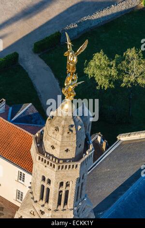 Frankreich, Vendee, Saint Michel Mont Mercure, Saint Michel Erzengel Statue an der Spitze des Glockenturms (Luftbild) Stockfoto