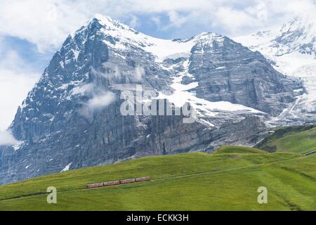 Schweiz, Kanton Bern, Grindelwald, aufgeführt als Weltkulturerbe der UNESCO, Zug zum Jungfraujoch, dem höchsten Bahnhof Europas und die Nordwand des Eiger-Gipfel Stockfoto