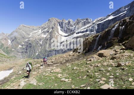 Frankreich, Hautes Pyrenäen, Gavarnie, aufgeführt als Weltkulturerbe der UNESCO, Wanderer in den Cirque de Gavarnie Stockfoto