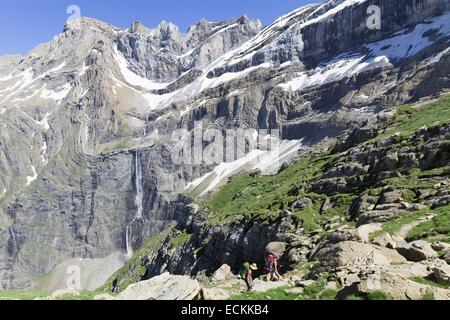 Frankreich, Hautes Pyrenäen, Gavarnie, aufgeführt als Weltkulturerbe der UNESCO, der Cirque de Gavarnie, den großen Wasserfall von der Echelle des Sarradets gesehen Stockfoto