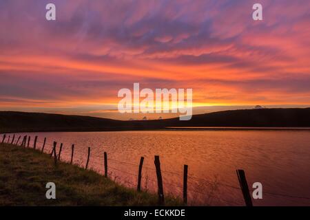 Frankreich, Puy de Dome, Parc Naturel Regional des Vulkane d ' Auvergne (regionaler Naturpark der Vulkane Auvergne), Le Cezallier, La Godivelle, le Lac d ' en Haut, bewölkt Bildung am Abend nach dem Gewitter Stockfoto