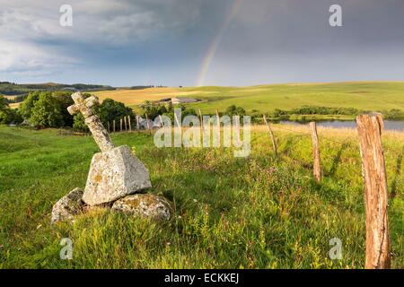 Frankreich, Puy de Dome, Parc Naturel Regional des Vulkane d ' Auvergne (regionaler Naturpark der Vulkane Auvergne), Le Cezallier, La Godivelle, Regenbogen über dem Lac d ' en Bas Stockfoto