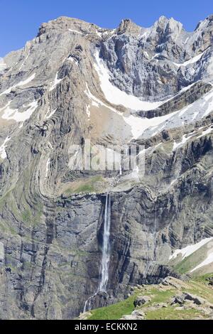 Frankreich, Hautes Pyrenäen, Gavarnie, aufgeführt als Weltkulturerbe der UNESCO, der Cirque de Gavarnie, den großen Wasserfall von der Echelle des Sarradets gesehen Stockfoto