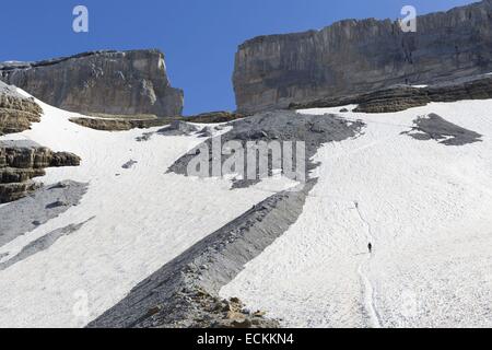 Frankreich, Hautes-Pyrenäen, Gavarnie, aufgeführt als Weltkulturerbe der UNESCO, Wanderer auf dem Gletscher des Breche de Roland Stockfoto