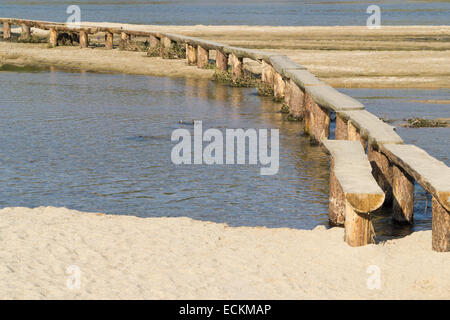 einspurige Log Brücke über einen flachen Fluss in Museom Dorf, Yeongju, Korea. Stockfoto