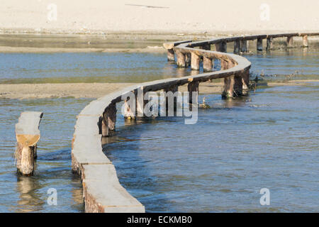 einspurige Log Brücke über einen flachen Fluss in Museom Dorf, Yeongju, Korea. Stockfoto