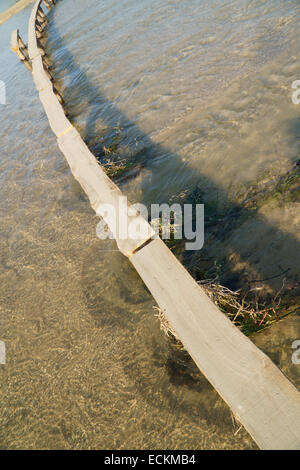 einspurige Log Brücke über einen flachen Fluss in Museom Dorf, Yeongju, Korea. Stockfoto