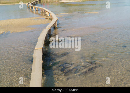 einspurige Log Brücke über einen flachen Fluss in Museom Dorf, Yeongju, Korea. Stockfoto