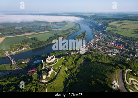 Eure, Les Andelys, Chateau Gaillard, Frankreich, 12. Jahrhundert Festung, erbaut von Richard Coeur de Lion, Jens im Flug, ITV Boxer Paragliding, Paramotor Mikalight R80 (Luftbild) Stockfoto