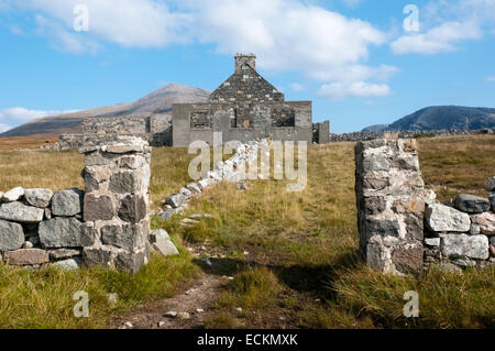 Der Eingang Tor zu einem verfallenen Bauernhaus an der Westküste von der Isle of Lewis auf den äußeren Hebriden. Stockfoto