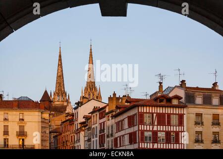 Frankreich, Pyrenees Atlantiques Baskenland, Bayonne, Blick auf St. Mary Cathedral über die Dächer des historischen Teils der Stadt Stockfoto